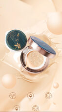 A Box Of Eight-Piece Floral Jade Makeup Set