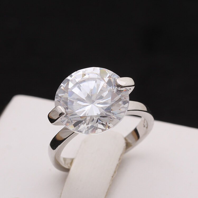The Sun Cloud Classic Simulation Diamond Ring Woman