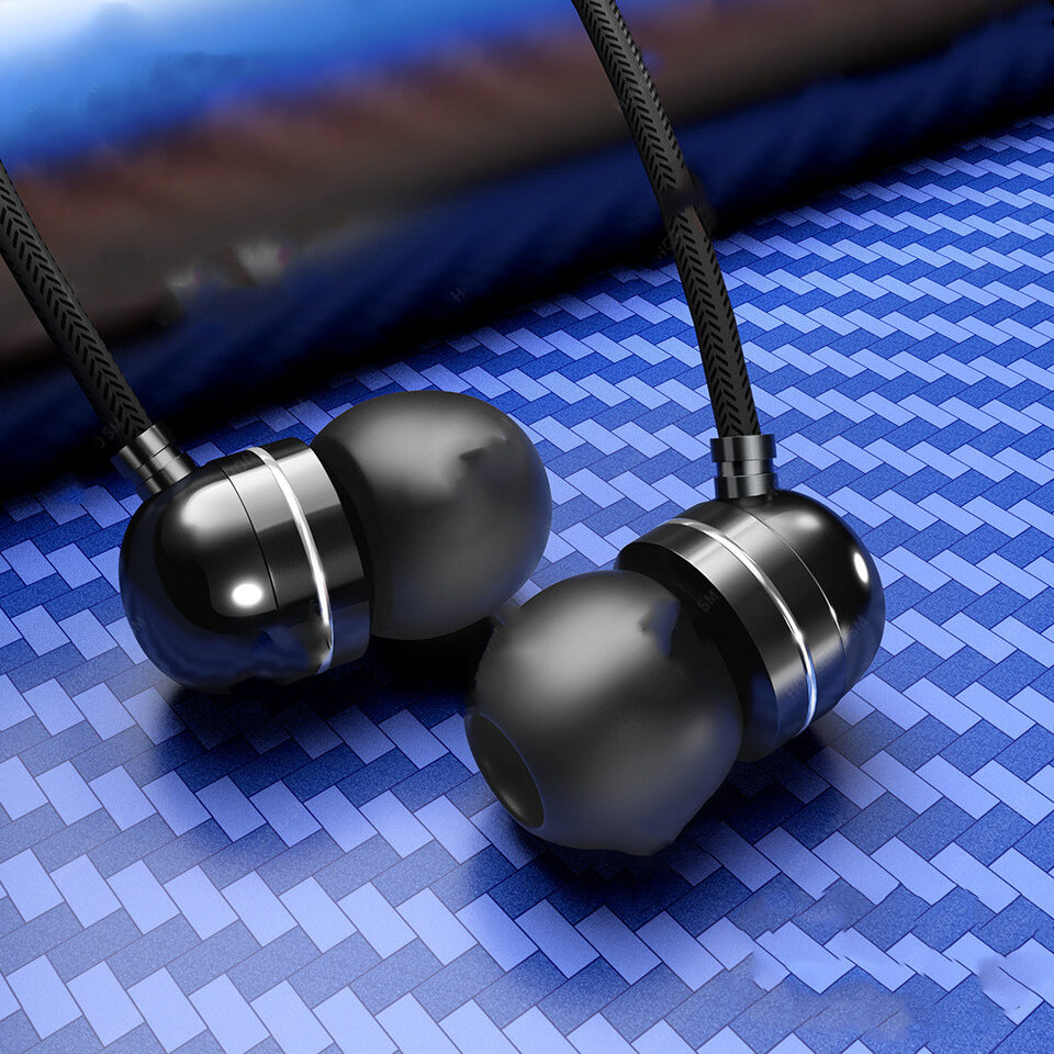 Wire-Controlled Headphones With Mic Tuning