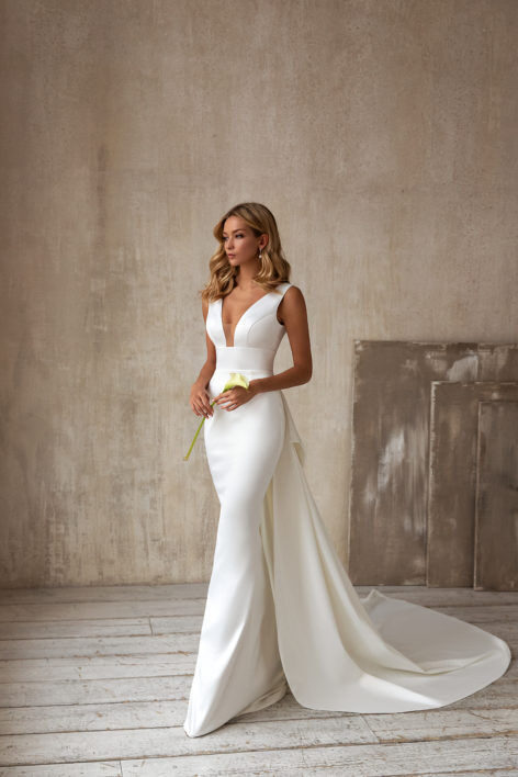 Sexy V-Neck Sleeveless Tail Wedding Dress Long