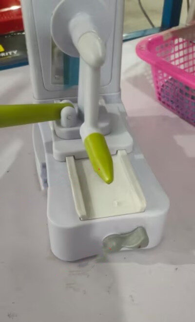 Kitchen Hand-operated Multi-Functional Vegetable Cutter Rust Resistant Practical