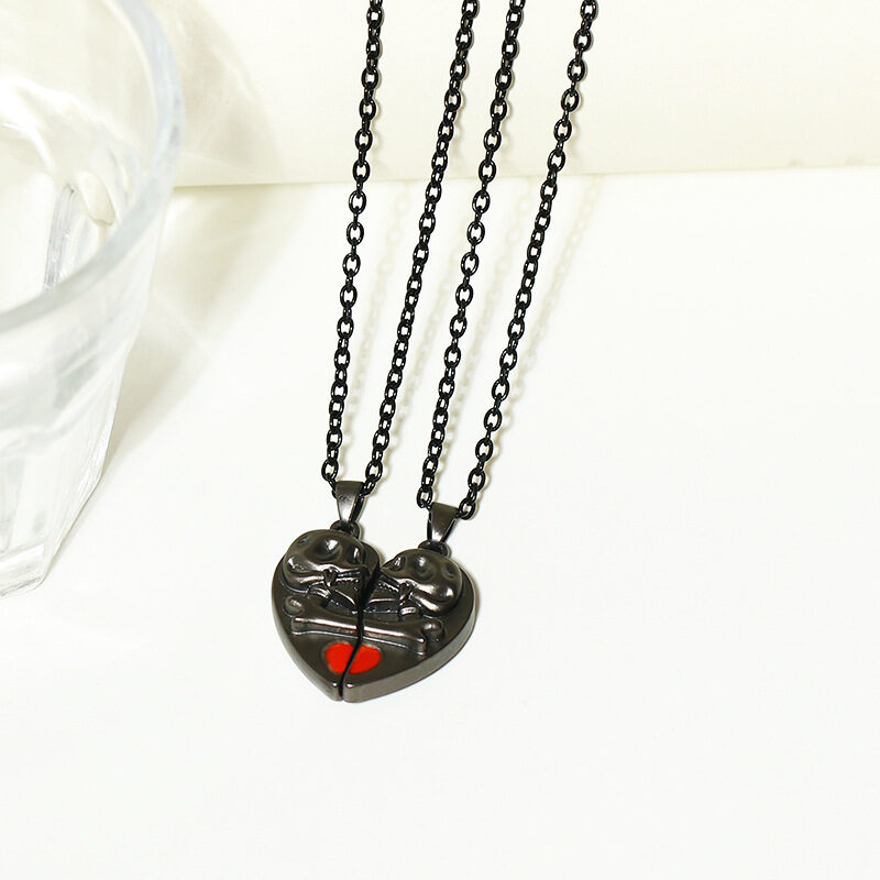 Punk Retro Skull Pendant Halloween Necklace Heart-shaped Magnetic