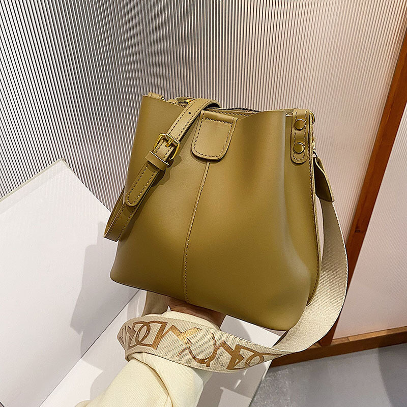 French Minority Design Simple Wide Shoulder Strap Bucket