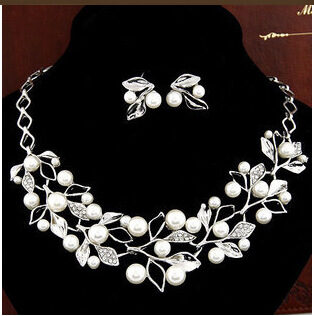 Two-Piece Set Of Pearl Four-Leaf Clover Necklace Jewelry