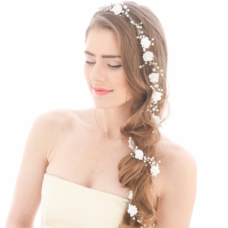Bride's wedding photo building with makeup handmade pearl