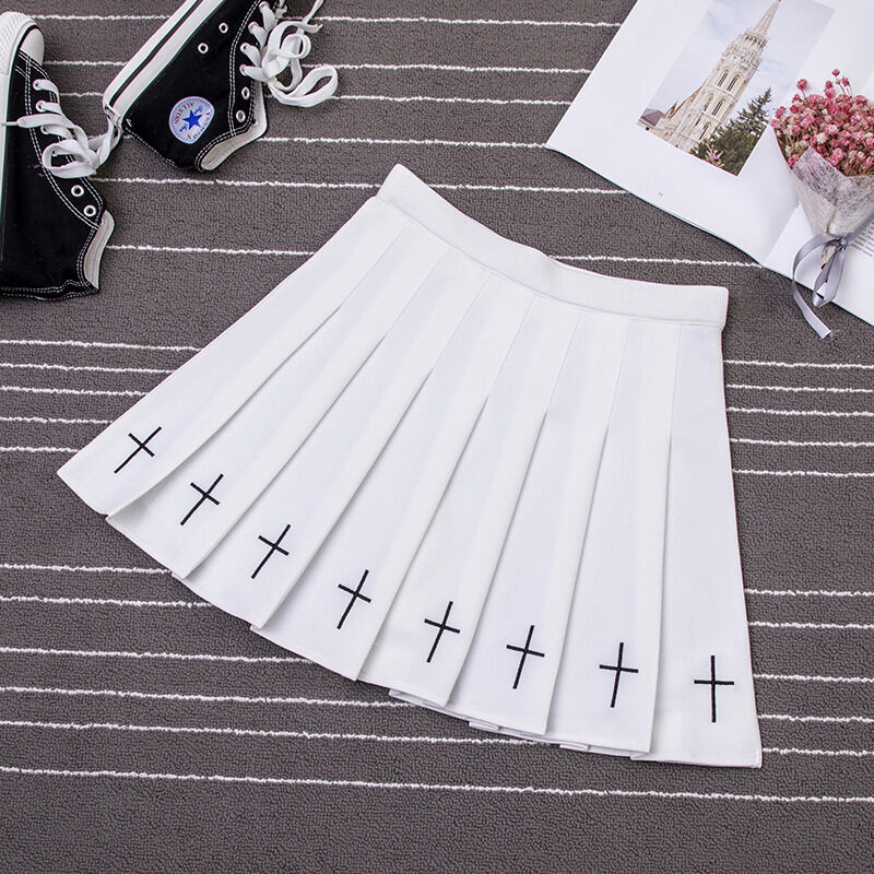 Pleated skirt embroidered